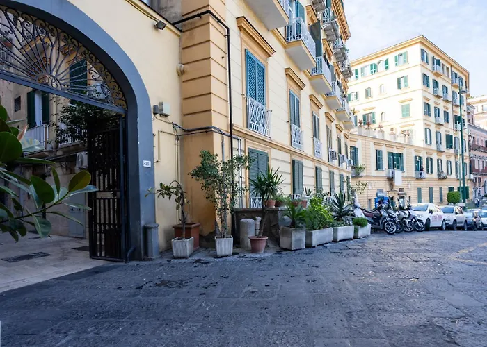 Molo Caracciolo